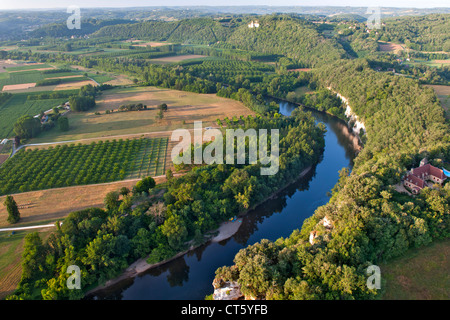 Luftbild von der Dordogne Fluss und die umliegende Landschaft in der Nähe von Sarlat in der Dordogne-Perigord Region Süd-West Frankreich. Stockfoto