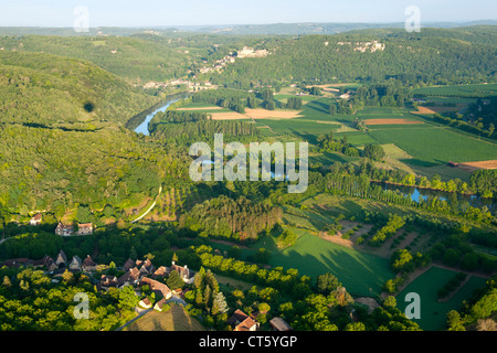 Luftbild von der Dordogne Fluss und die umliegende Landschaft in der Nähe von Sarlat in der Dordogne-Perigord Region Süd-West Frankreich. Stockfoto