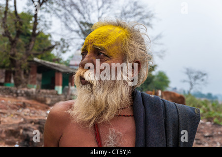 Alten indischen Mann mit Bart und festlich bemalte Gesicht, Orchha, Rajasthan, Indien Stockfoto