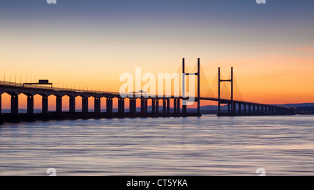 Zweite Severn Überfahrt in der Abenddämmerung Stockfoto