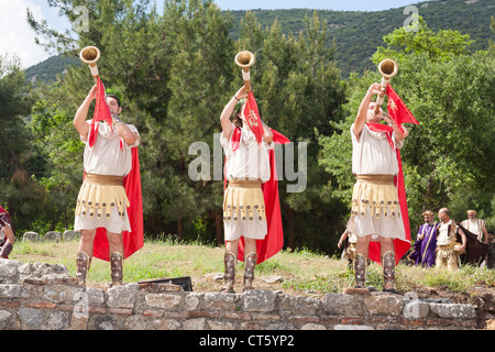 Römische Trompeter reenacting Caesars Ankunft in Ephesus, Ephesus, Türkei Stockfoto