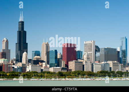 Die Skyline von Chicago mit dem Hafen von Chicago und Lake Michigan im Vordergrund. Stockfoto