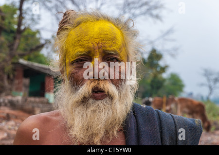 Alten indischen Mann mit Bart und festlich bemalte Gesicht, Orchha, Rajasthan, Indien Stockfoto