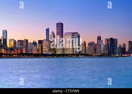 Abenddämmerung Blick auf die Skyline von Chicago in Illinois, USA. Stockfoto