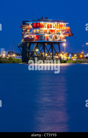 Amsterdam REM-Eiland, REM-Insel-Restaurant. Ein ehemalige Nordsee-Piraten TV-Sender jetzt im Amsterdamer Hafen, Hafen docklands Stockfoto