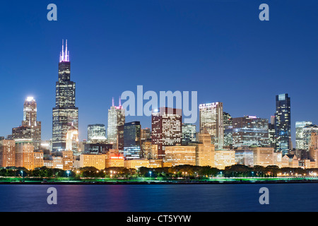 Abenddämmerung Blick auf die Skyline von Chicago. Die hohe Gebäude ist die 110 Stockwerke Willis Tower, früher bekannt als der Sears Tower. Stockfoto