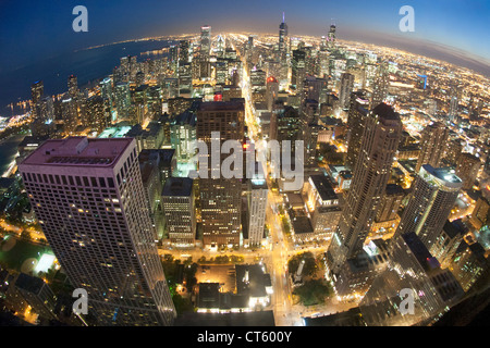 Nächtliche Aussicht über Chicago von der Aussichtsplattform des 100-geschossigen John Hancock Tower in Chicago, Illinois, USA. Stockfoto