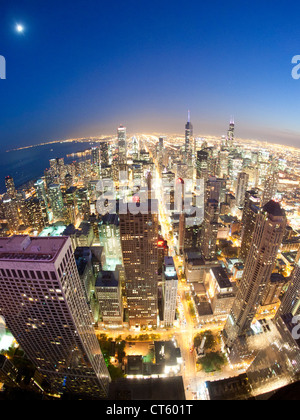 Nächtliche Aussicht über Chicago von der Aussichtsplattform des 100-geschossigen John Hancock Tower in Chicago, Illinois, USA. Stockfoto