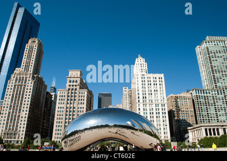 Die Skulptur Cloud Gate von Anish Kapoor in Chicago Millennium Park, Illinois, USA. Stockfoto