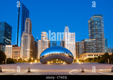 Dawn-Blick auf die Skulptur Cloud Gate von Anish Kapoor im Millennium Park in Chicago, Illinois, USA. Stockfoto