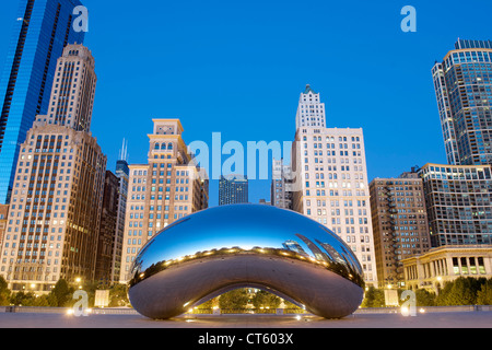 Dawn-Blick auf die Skulptur Cloud Gate von Anish Kapoor im Millennium Park in Chicago, Illinois, USA. Stockfoto