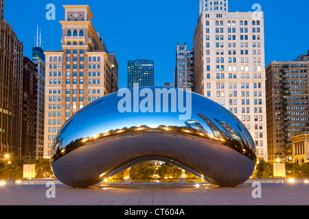 Dawn-Blick auf die Skulptur Cloud Gate von Anish Kapoor im Millennium Park in Chicago, Illinois, USA. Stockfoto