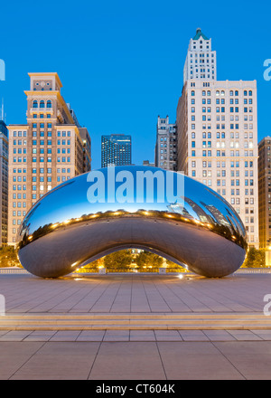 Dawn-Blick auf die Skulptur Cloud Gate von Anish Kapoor im Millennium Park in Chicago, Illinois, USA. Stockfoto