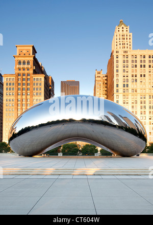 Dawn-Blick auf die Skulptur Cloud Gate von Anish Kapoor im Millennium Park in Chicago, Illinois, USA. Stockfoto