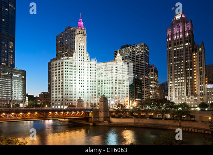 Nächtlichen Blick auf die Michigan Avenue Bridge (offiziell DuSable) und die Wrigley building und Tribune Tower in Chicago. Stockfoto