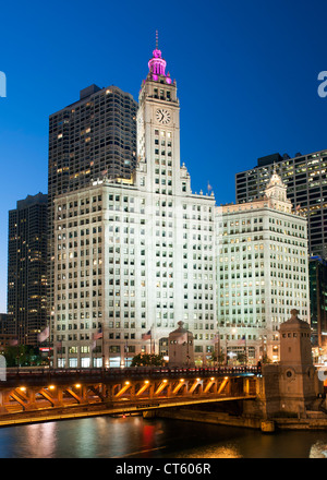 Nächtliche Aussicht auf die Michigan Avenue Bridge (offiziell DuSable) und die Wrigley Gebäude in Chicago, Illinois, USA. Stockfoto