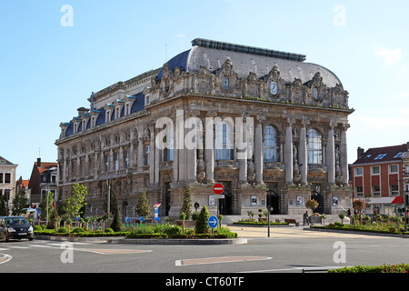 Calais Architektur Opernhaus Rathaus Bailleul Glockenturm Bell blaues Gebäude Stadt klassische Botschaft Europa Außenbereiche verfügen über Flagge Stockfoto