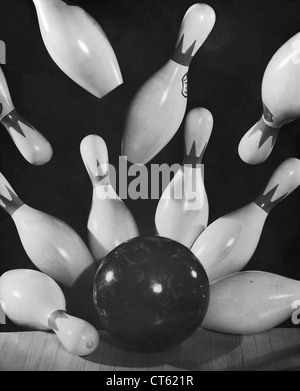 Markante Pins Bowling-Kugel Stockfoto
