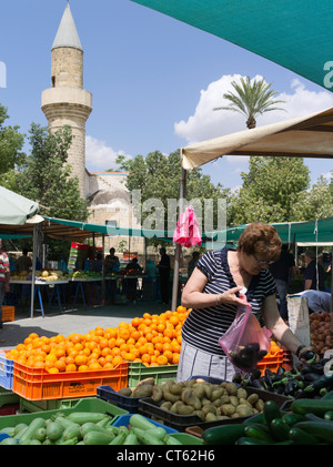 dh Lefkosia Samstag Markt NICOSIA SÜD ZYPERN Lokale Frau Kunde Auf dem Obst-Gemüse-Markt unter freiem Himmel werden griechische Einkaufsbuden verkauft griechenland Stockfoto