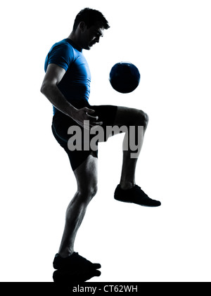 ein kaukasischer Mann spielen Fußball Fußball Spieler Silhouette Studio isoliert auf weißem Hintergrund Stockfoto