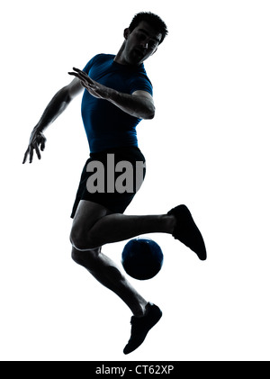 ein kaukasischer Mann spielen Fußball Fußball Spieler Silhouette Studio isoliert auf weißem Hintergrund Stockfoto