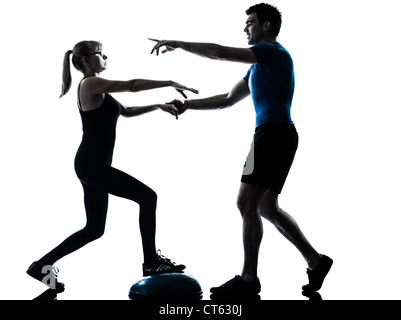 Kaukasische Aerobic-Instruktorin mit Reife Frau, die Ausübung von Fitness-Training im Silhouette Studio isoliert auf weißem Hintergrund Stockfoto