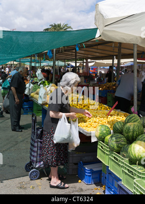 dh Lefkosia Markt Süd NIKOSIA MARKT ZYPERN GRIECHENLAND Einheimische Frau Kunden einkaufen im Freien Samstag Obst und Gemüse Essen Stockfoto
