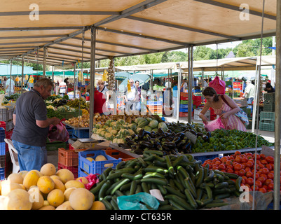 dh Lefkosia Samstag Markt NICOSIA SÜD ZYPERN Lokale Frau Kunde Auf den Obst-Gemüsemärkten unter freiem Himmel kaufen griechen Obst ein Gemüse Stockfoto