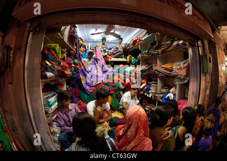 Ein Sari-Geschäft in Jaipur Stockfoto