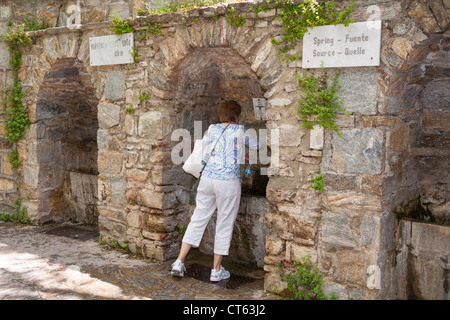 Touristischen Füllung Flasche, Brunnen des Heiligen Wassers, Haus der Jungfrau Maria, Meryemana, in der Nähe von Ephesus, Selcuk, Türkei Stockfoto