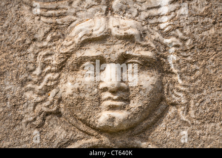 Steinerne Gesicht Detail auf einem Sarkophag Ausstellung, Ephesus, Türkei Stockfoto