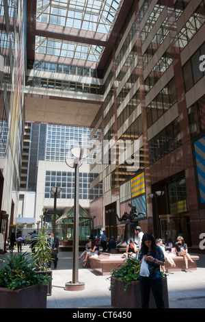 Sechs und einem halben Avenue in Midtown Manhattan in New York gesehen Stockfoto