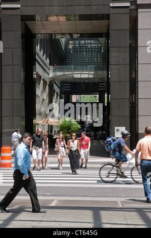 Sechs und einem halben Avenue in Midtown Manhattan in New York gesehen Stockfoto