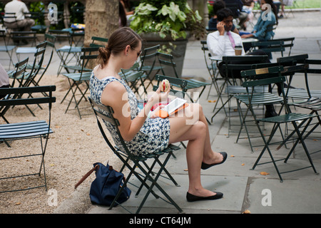 Ein Leser nutzt ihr Amazon Kindle e-Book im Bryant Park in New York auf Montag, 2. Juli 2012 (© Richard B. Levine) Stockfoto