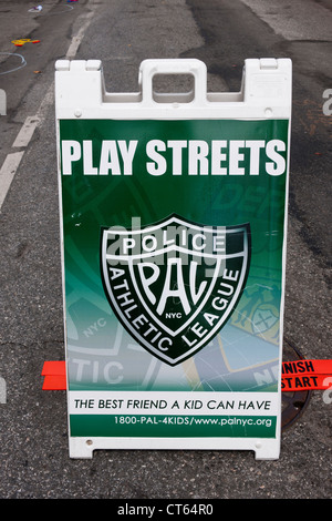 Ein Zeichen für das Programm 2012 Sommer spielen Straßen in einer Police Athletic League (PAL) Spiele street in Harlem in New York Stockfoto