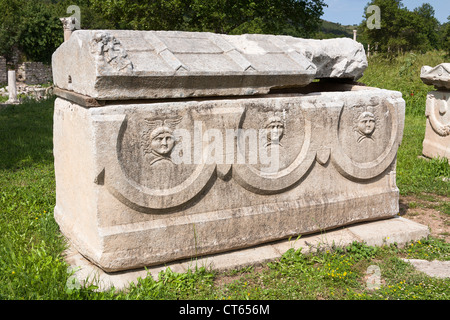 Geschnitzte Steinsarkophag Ausstellung, Ephesus, Türkei Stockfoto