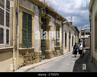 dh Altstadt Lefkosia Straße NIKOSIA SÜD ZYPERN Häuser zwei alte griechisch-zypriotische Frauen ältere Menschen Stockfoto