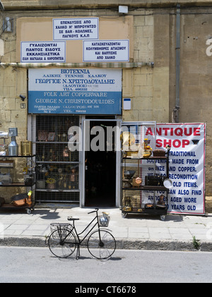 dh Altstadt Zypern Antiquitätengeschäft NIKOSIA SÜD ZYPERN Lefkosia Einkaufen griechischen Geschäften vor Stockfoto