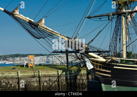 Masten und Bug das historische Schiff namens "Drei Masten Freundschaft" verankert im Hafen von Salem, Massachusetts Stockfoto