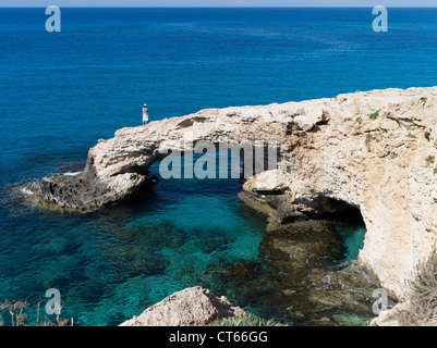 dh Griechenland Insel AYIA NAPA SÜDZYPERN Russischer Tourist Mann auf Meeresbogen klares blaues Meer Küstenfelsen Höhlenmenschen Stockfoto