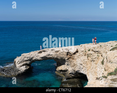 dh Sea Arch AYIA NAPA SÜDZYPERN russische Touristen Paare klares blaues Meer Insel Urlaub Touristen Klippe russen Stockfoto