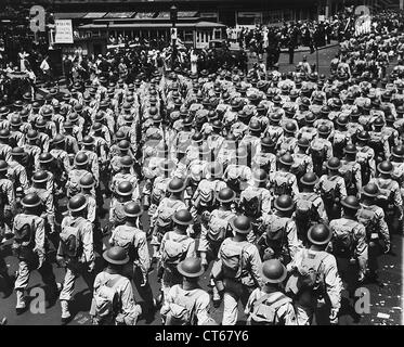 Vereinigten Staaten Arm Infanterie marschieren in Parade, Juni 1942, New York City Stockfoto