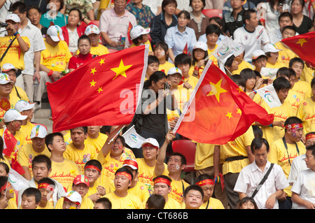 Peking, 14. September 2008: Tag 10 der sportlichen Wettkampf in 2008 Paralympischen Spiel chinesischen Massen Welle Fahnen Stockfoto