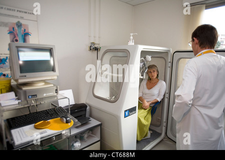 ATMUNG, SPIROMETRIE BEI EINER FRAU Stockfoto