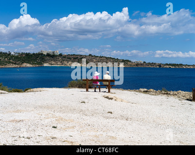 dh Cape greco Nationalpark AGIOI ANARGYROI SÜDZYPERN Ältere Menschen Paar sitzen Bank über Konnos Bay Menschen Paare sehen Touristen Stockfoto