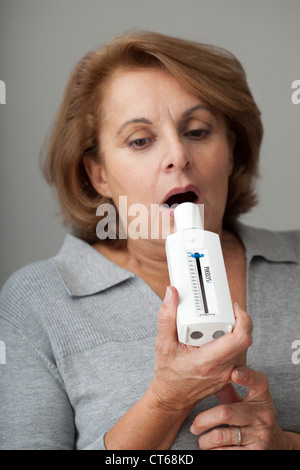 ATMUNG, SPIROMETRIE ÄLTERE P. Stockfoto