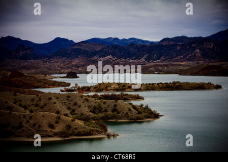 Wanderweg rund um Saras Riss mit Blick auf Balanced Rock Cove am Lake Havasu City AZ Routen Seen Wasser Lake Havasu See Stockfoto