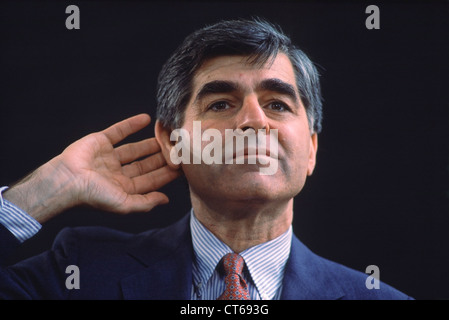 Demokratische Präsidentschaftskandidat Michael Dukakis 1988 nimmt eine Frage während einer Kampagne Stop im Silicon Valley, Kalifornien Stockfoto