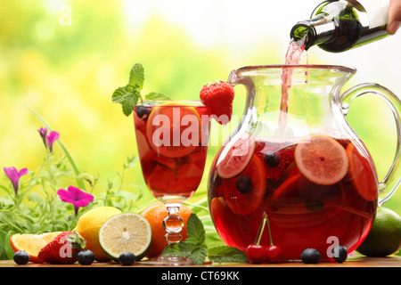 Erfrischende Sangria (Schlag) mit Früchten Stockfoto