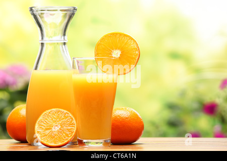 Zwei Gläser Orangensaft und Obst Stockfoto